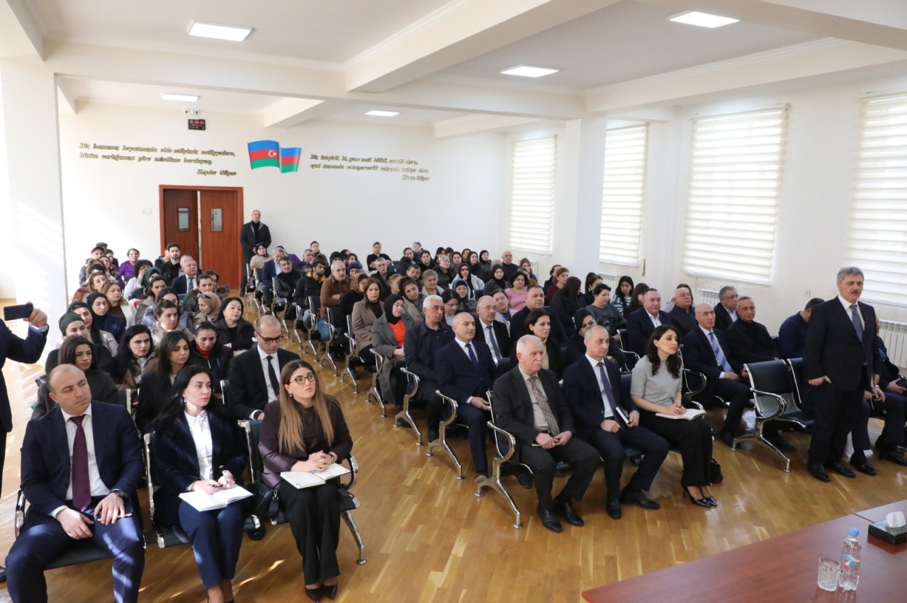 Adil Əliyev vətəndaşların müraciətlərini dinlədi - FOTOLAR